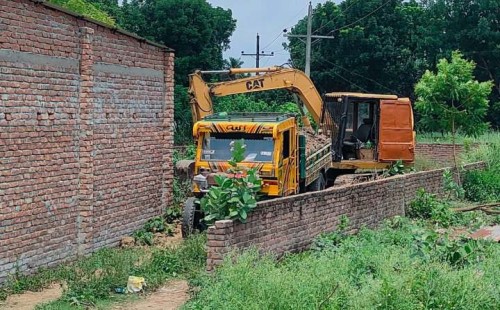 আদালতের নিষেধাজ্ঞা অমান্য করে গাংনীতে জোরপূর্বক বাড়ি নির্মাণ