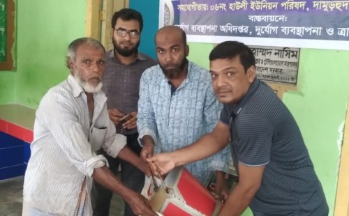 হাউলী ইউনিয়নে অসহায় ও দুস্থদের মাঝে বিনামূল্যে চাল বিতরণ