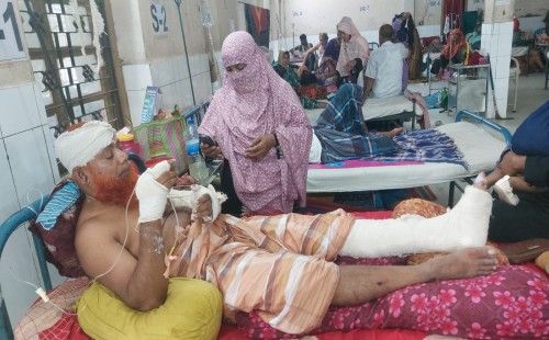 মুদি দোকানিকে কুপিয়ে জখম