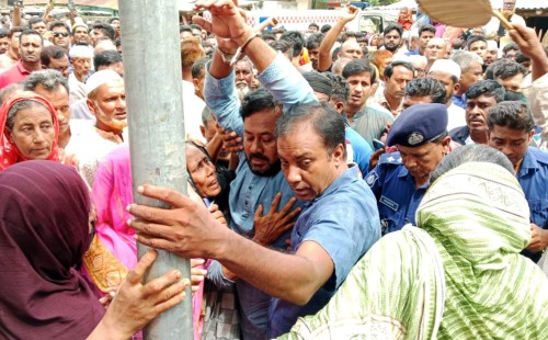 গাংনীতে মায়ের দাফনে অংশ নিতে ২ ঘণ্টার প্যারোলে মুক্ত পাশা