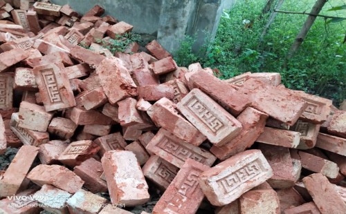 নিম্নমানের ইট ব্যবহার, হাঁটলেই ভেঙে যাচ্ছে রাস্তা
