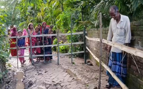 হরিশ্চন্দ্রপুরে সড়কে বেড়া, বিপাকে শতাধিক পরিবার