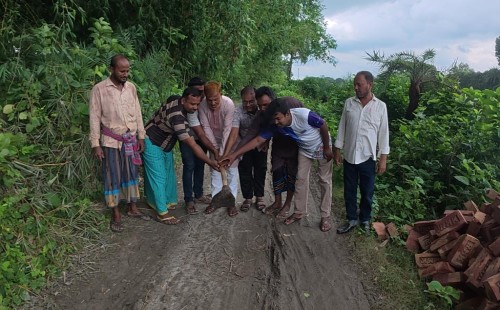 চুয়াডাঙ্গার কৃষ্ণপুরে ফ্ল্যাট সোলিং সড়ক নির্মাণকাজের উদ্বোধন