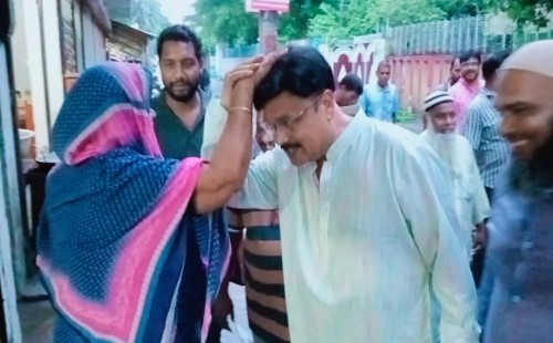 বৃষ্টি উপেক্ষা করে মেহেরপুরে অ্যাড. কামরুলের গণসংযোগ