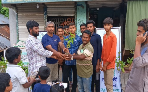 তিতুদহে প্লাস্টিকের বিনিময়ে গাছের চারা বিতরণ
