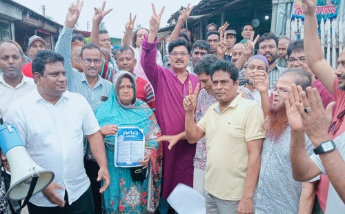 মেহেরপুরে গণসংযোগকালে জেলা বিএনপি সদস্যসচিব অ্যাড. কামরুল
