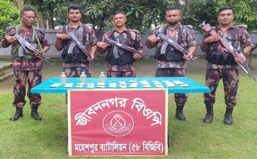 মাদক উদ্ধার, ভারতে প্রবেশকালে আটক ৪