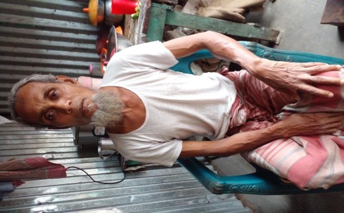 ক্যানসার আক্রান্ত দিনমজুর মোতালেব বাঁচতে চান
