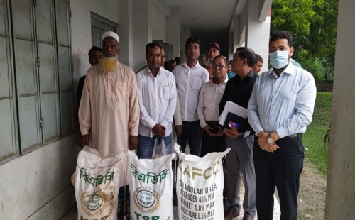 ৬০০ কৃষক পেলেন বীজ, সার ও কীটনাশক