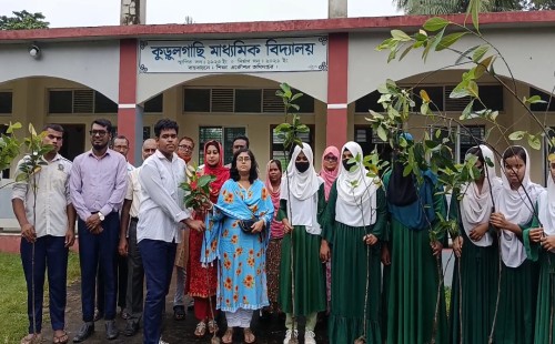 কুড়ুলগাছি হাইস্কুলে শিক্ষার্থীদের মাঝে গাছের চারা বিতরণ