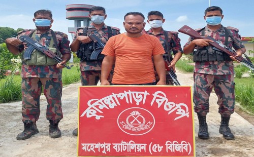 মহেশপুর সীমান্তে বিজিবির অভিযানে মাদক উদ্ধার, বাংলাদেশি আটক
