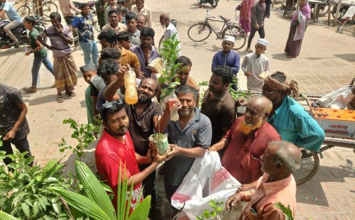 প্লাস্টিকের বোতলের বিনিময়ে গাছের চারা!