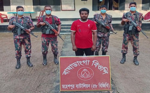 মহেশপুর সীমান্তে বিজিবির অভিযানে নারী-শিশুসহ ৬ বাংলাদেশি আটক