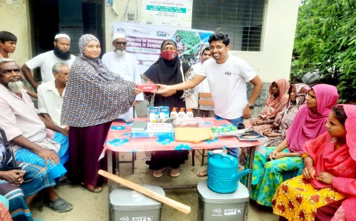 কমিউনিটি ক্লিনিকে স্বাস্থ্য উপকরণ দিল যুব ফোরাম