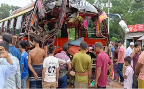 ফরিদপুরে চুয়াডাঙ্গার রয়েল পরিবহনের সঙ্গে মুখোমুখি সংঘর্ষ