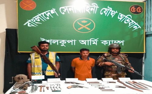 শৈলকূপায় যৌথবাহিনীর অভিযানে অস্ত্রসহ যুবক আটক