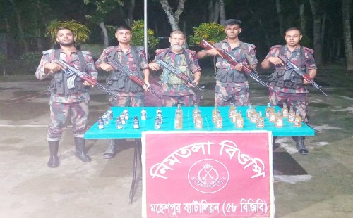 মহেশপুর সীমান্তে ফেন্সিডিল ও মদ উদ্ধার