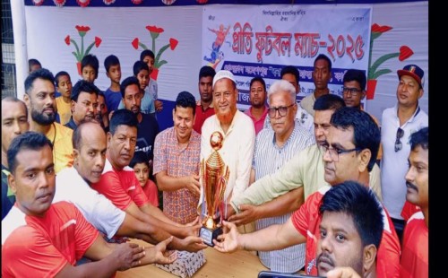 মহেশপুরে সাংবাদিকদের প্রীতি ফুটবল ম্যাচ