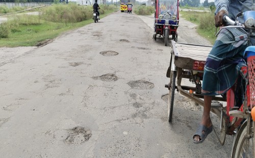 দর্শনা-চুয়াডাঙ্গা সড়ক যেন মরণফাঁদ, গর্তে গর্তে যানবাহন বিপর্যস্ত