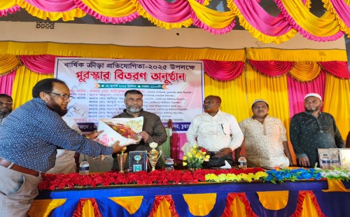 নীলমনিগঞ্জ হাইস্কুলে ক্রীড়া প্রতিযোগিতার পুরস্কার বিতরণকালে বিএনপি নেতা শরীফ