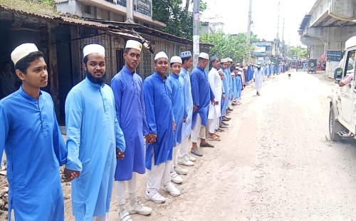 চুয়াডাঙ্গায় ওভারপাস নির্মাণে ধীরগতি, কামিল মাদ্রাসার মানববন্ধন