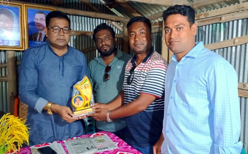 জনপ্রিয় কণ্ঠশিল্পী মনির খানকে সম্মাননা