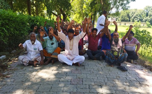 গাংনীতে পাটবীজ খামার শ্রমিকদের বিক্ষোভ