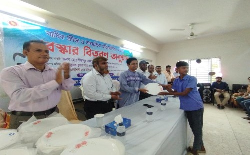 চুয়াডাঙ্গা টেকনিক্যাল স্কুল ও কলেজে পুরস্কার বিতরণকালে বিভাগীয় পরিচালক মিজানুর রহমান
