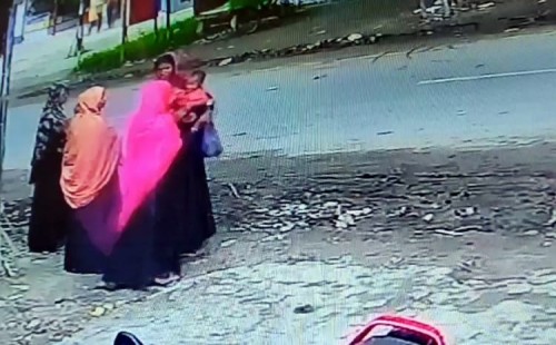 ব্যাংক থেকে টাকা তুলে ফিরছিলেন গৃহবধূ, খোস গল্পে সর্বনাশ