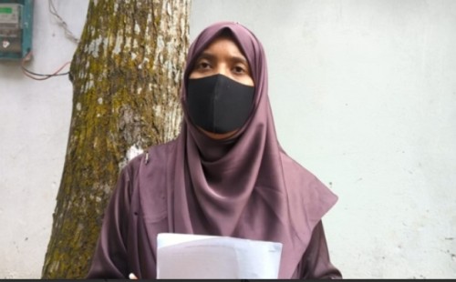 মেহেরপুরে বাড়ি নির্মাণে বাধা দেয়ায় নারীর সংবাদ সম্মেলন