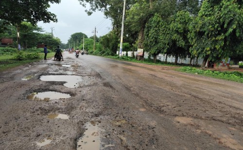 চুয়াডাঙ্গা-দর্শনা প্রধান সড়কে খানাখন্দের রাজত্ব, দুর্ভোগে জনজীবন বিপর্যস্ত
