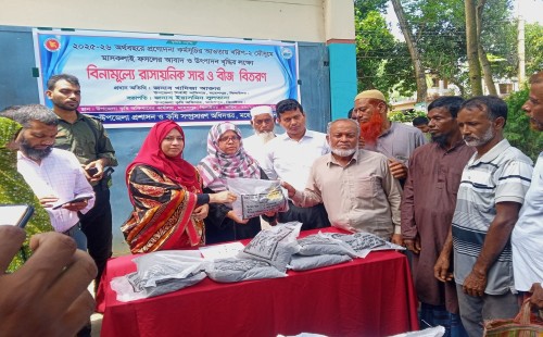মহেশপুরে প্রান্তিক কৃষকদের মাঝে বীজ ও সার বিতরণ