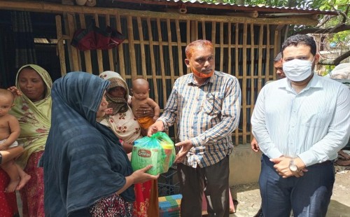 জমজ তিন নবজাতকের মাকে উপহার দিলেন গাংনীর ইউএনও