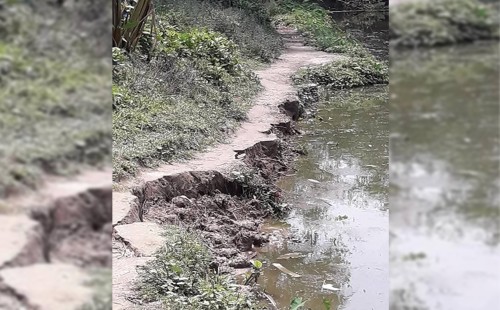 হরিণাকুণ্ডুতে পানি উন্নয়ন বোর্ডের খালে মাছ চাষে ভেঙে গেছে রাস্তা