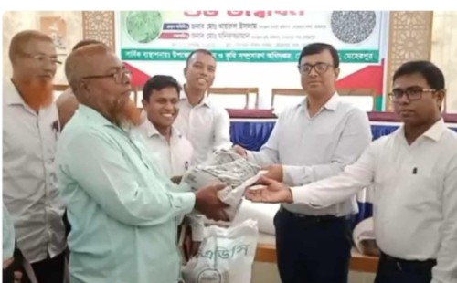মেহেরপুরে মাসকলাই বীজ ও সার বিতরণ