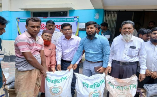 মুজিবনগরে কৃষকদের মাঝে মাসকলাই বীজ ও সার বিতরণ