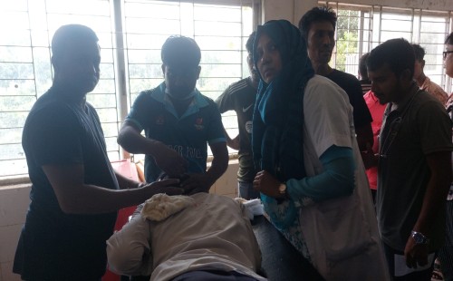 পরীক্ষার পর তুলে নিয়ে কুপিয়ে জখম, উত্তপ্ত হাসপাতাল চত্বর