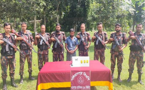 বিজিবির অভিযানে তিনটি বারসহ আটক—১