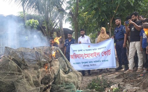 হরিণাকুণ্ডুতে অবৈধ চায়না দুয়ারী জাল ধ্বংস