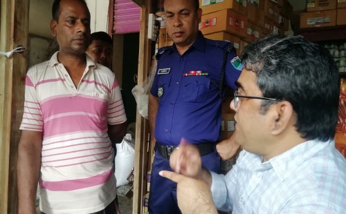 দামুড়হুদায় ভোক্তার অভিযানে শিশির ট্রেডার্সকে জরিমানা