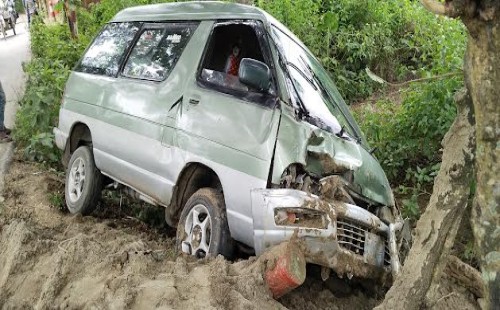 দর্শনায় ব্যাংকের টাকা বহনকারী মাইক্রোর দুর্ঘটনা, আহত ৫