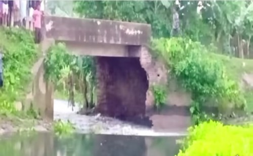 প্রবল স্রোতে ভেঙে গেছে ব্রিজ, আতঙ্ক!