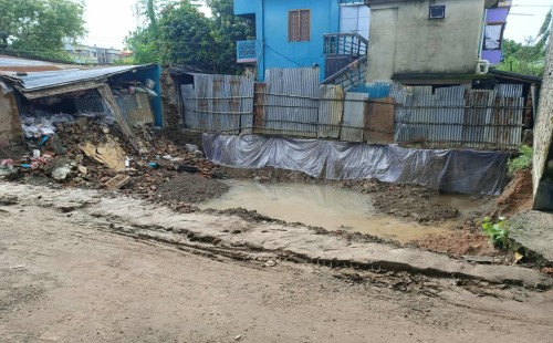 কার্পাসডাঙ্গায় গুপ্তধনের স্থানে খনন, পাশের দোকানে ধস