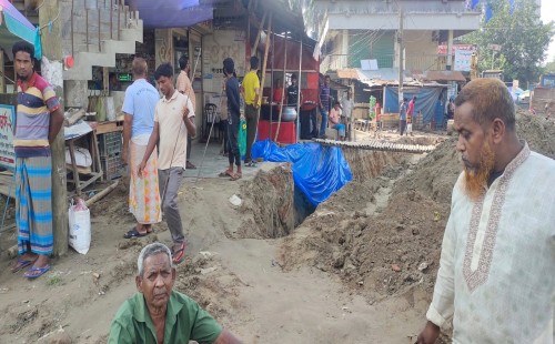 সিঁড়ি বাঁচাতে খোড়া হচ্ছে মহাসড়ক