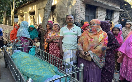 বাবার মরদেহ দাফনে সন্তানদের বাধা!