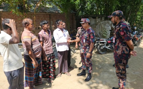 মহেশপুর ৫৮ বিজিবি অধিনায়কের পূজা মণ্ডপ পরিদর্শন