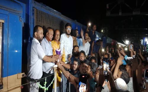 দর্শনা স্টেশনে সুন্দরবন এক্সপ্রেসের যাত্রাবিরতি
