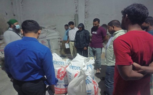হাটবোয়ালিয়ায় নিবন্ধন ছাড়াই পশুখাদ্য ভূষি উৎপাদন