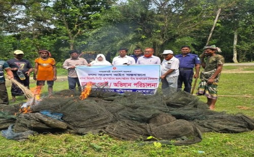 মেহেরপুরে ভৈরব নদে অবৈধ চায়না দুয়ারি জাল পুড়িয়ে ধ্বংস