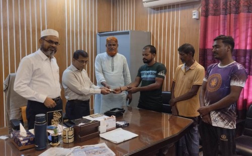 তিন পরিচ্ছন্নতা কর্মী পেলেন প্রথম বেতন